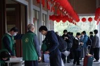 Students registering at the Tiannan temple (天南寺) before the start of a 7 days retreat